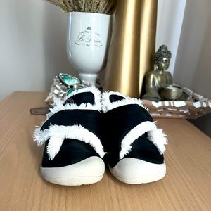 Dave and Bella Toddler Sneakers Size 24